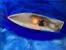 Foto: In einem Spielzeugboot aus Holz leuchtet ein Teelicht.