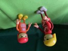 Foto: Zwei Spielzeugfiguren stehen beisammen, als wenn sie miteinander reden würden.