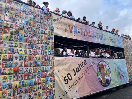 Foto: mit Bannern geschmückter Truck auf dem sich Schülerinnen und Schülern der Schule befinden
