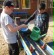 Das Foto zeigt zwei Schüler  mit einer Gießkanne an der Wasserbaustelle in Sankt Augustin.