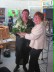 Das Foto zeigt die LVR-Schulausschussvorsitzende Frau Anna Peters, die Frau Schelenz einen Blumenstrauß überreicht.