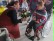 Das Foto zeigt eine Schülerin im Rollstuhl, die Frau Schelenz einen Blumenstrauß überreicht. 