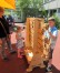Das Foto zeigt Erwachsene und Kinder beim Spielen an großen Holzspielzeugen.
