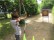 Das Foto zeigt einen Jungen beim Schießen auf eine Zielscheibe.
