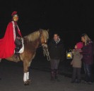 Foto: Schülerin mit Laterne vor Sankt Martin auf einem Pferd.