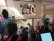 Das Foto zeigt Schüler vor einer Leinwand in der Pausenhalle. 