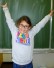 Foto: Schülerin streckt freudig ihre Arme hoch.